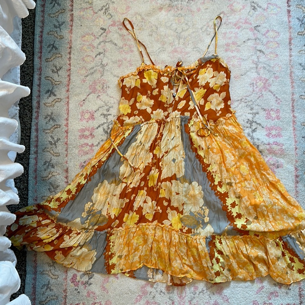 BOHO FLORAL FLOWY AND STRAPPY DRESS
